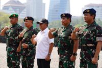 Panglima TNI Jenderal TNI Agus Subiyanto, S.E., M.Si. `menerima penyerahan Alat Peralatan Pertahanan dan Keamanan (Alpalhankam)