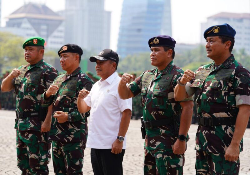 Panglima TNI Jenderal TNI Agus Subiyanto, S.E., M.Si. `menerima penyerahan Alat Peralatan Pertahanan dan Keamanan (Alpalhankam)