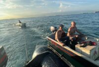 Bakamla RI melalui unsur KN. Tanjung Datu-301 berhasil mengevakuasi tiga nelayan yang mengalami kecelakaan