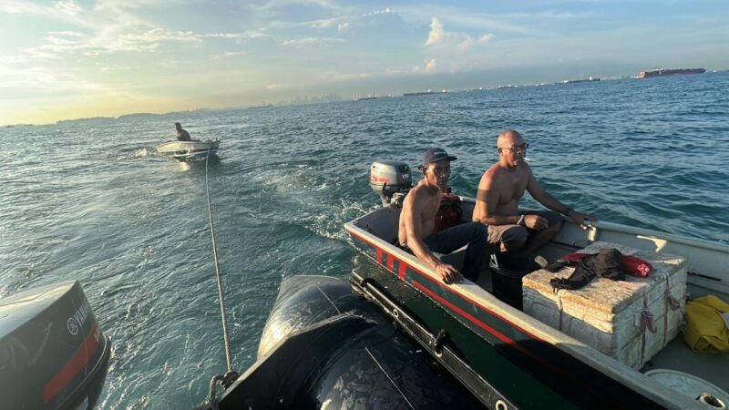 Bakamla RI melalui unsur KN. Tanjung Datu-301 berhasil mengevakuasi tiga nelayan yang mengalami kecelakaan