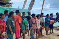 Kodim 1805/Raja Ampat menggelar kegiatan bakti sosial berupa pembagian bingkisan sembako kepada warga Kampung Saporkren