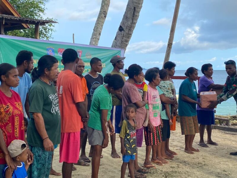 Kodim 1805/Raja Ampat menggelar kegiatan bakti sosial berupa pembagian bingkisan sembako kepada warga Kampung Saporkren