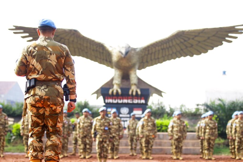 Satuan Tugas kompi Zeni TNI Kontingen Garuda XXXVII-J Minusca melaksanakan upacara di lapangan Garuda Indonesian Engineering Company