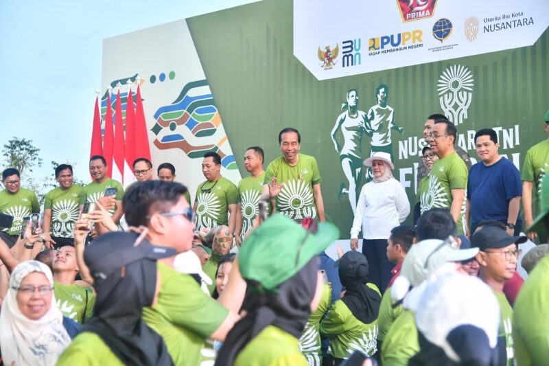 Panglima TNI Jenderal TNI Agus Subiyanto mendampingi Presiden RI Joko Widodo menghadiri acara Nusantara TNI Fun Run