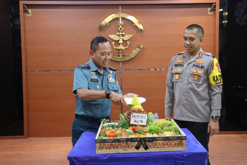 Kapolres Pelabuhan Tanjung Priok, AKBP Indrawienny Panjiyoga, S.H., S.I.K., bersama Pejabat Utama Polres Pelabuhan Tanjung Priok, Senin (7/10/2024) mendatangi Markas Komando Lintas Laut Militer