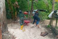 Anggota Satgas TMMD ke-122 Kodim 1805/Raja Ampat dan warga Kampung Saporkren terus bekerja tanpa kenal lelah