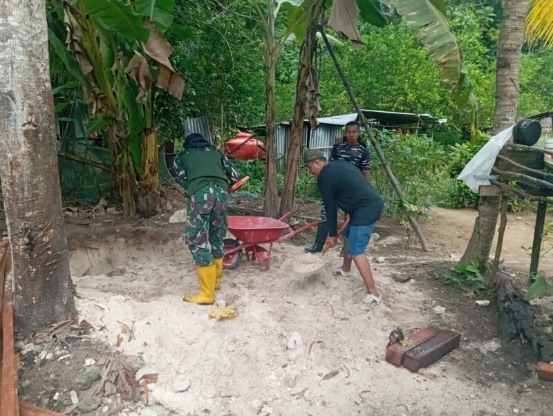 Anggota Satgas TMMD ke-122 Kodim 1805/Raja Ampat dan warga Kampung Saporkren terus bekerja tanpa kenal lelah