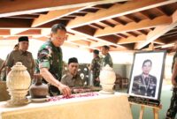 Panglima TNI Jenderal TNI Agus Subiyanto, S.E., M.Si melaksanakan ziarah ke makam Presiden RI ke-2 Jenderal Besar TNI (Purn) Soeharto