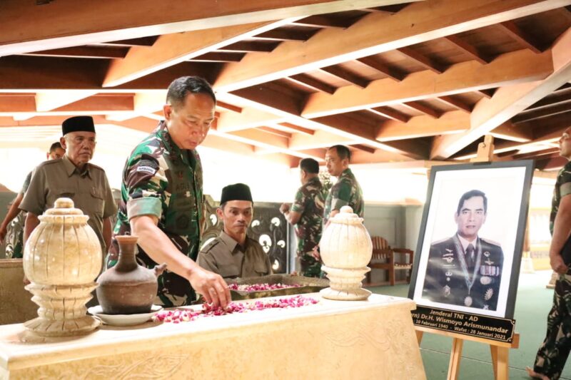 Panglima TNI Jenderal TNI Agus Subiyanto, S.E., M.Si melaksanakan ziarah ke makam Presiden RI ke-2 Jenderal Besar TNI (Purn) Soeharto