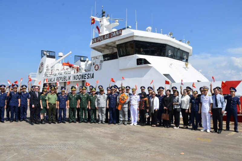 KN Pulau Dana-323 yang merupakan unsur milik Bakamla RI mengadakan kegiatan Port Visit (Muhibah) ke Vietnam dan Singapura