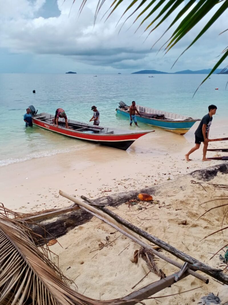 Satgas TMMD Reguler ke-122 Kodim 1805/Raja Ampat bahu membahu bergotong royong mempercepat pembangunan sasaran fisik