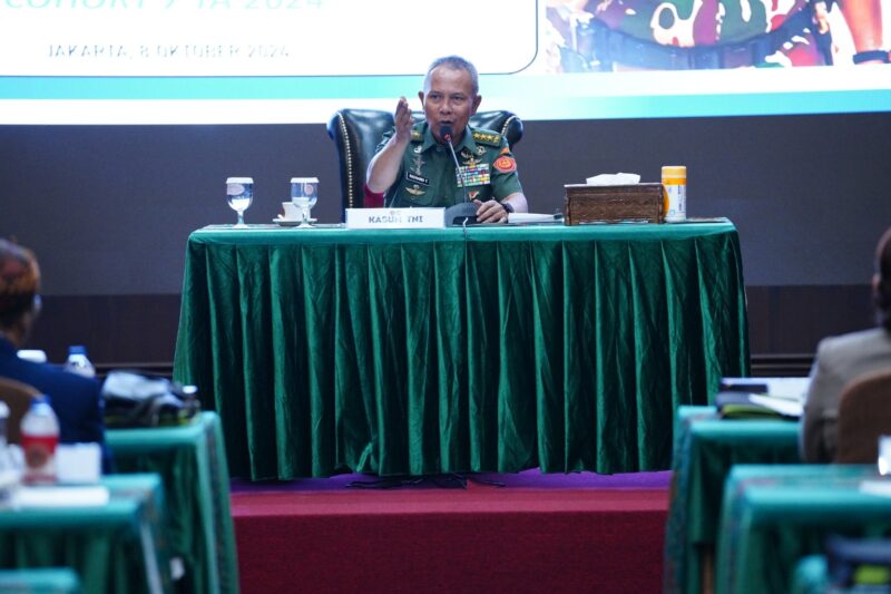 Kasum TNI Letjen TNI Richard Tampubolon mewakili Panglima TNI memberikan pembekalan kepada peserta Executive Course