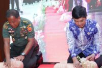 Irjen TNI Letjen TNI Muhammad Saleh Mustafa mewakili Panglima TNI membuka kegiatan pelatihan Bantuan Hidup Dasar (BHD) dan pemeriksaan (screening) jantung
