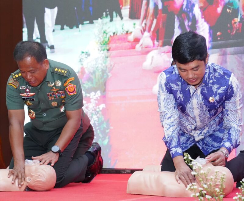 Irjen TNI Letjen TNI Muhammad Saleh Mustafa mewakili Panglima TNI membuka kegiatan pelatihan Bantuan Hidup Dasar (BHD) dan pemeriksaan (screening) jantung