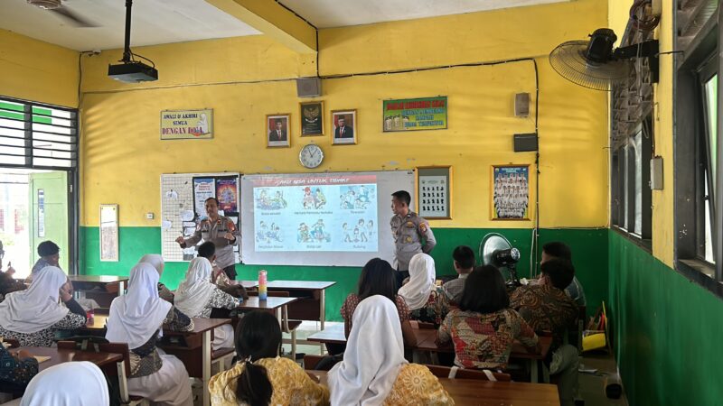 Satbinmas Polres Pelabuhan Tanjung Priok memberikan imbauan cegah dini tawuran di sekolah MA (Madarasah Aliyah) Nurul Bahri Pelabuhan Muara Angke