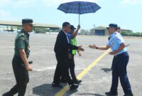 Menteri Pertanian (Mentan) RI, Dr. Ir. H. Andi Amran Sulaiman, M.P., dan Kepala Staf Umum (Kasum) TNI Letjen TNI Richard Tampubolon beserta rombongan di Lanud Sultan Hasanuddin