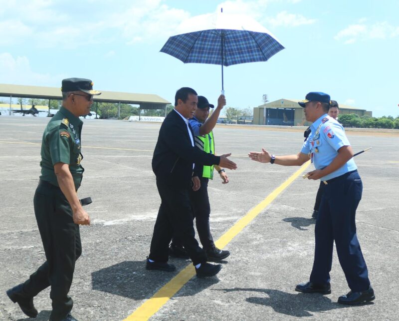 Menteri Pertanian (Mentan) RI, Dr. Ir. H. Andi Amran Sulaiman, M.P., dan Kepala Staf Umum (Kasum) TNI Letjen TNI Richard Tampubolon beserta rombongan di Lanud Sultan Hasanuddin