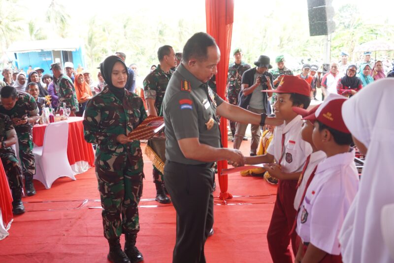 Panglima TNI Jenderal TNI Agus Subiyanto didampingi Kasad Jenderal TNI Maruli Simanjuntak meresmikan Pompa Hidram Pertanian