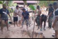 Angota Satgas TMMD ke-122 Kodim 1805/Raja Ampat melaksanakan kegiatan gotong-royong melakukan pemasangan cincin sumur gali
