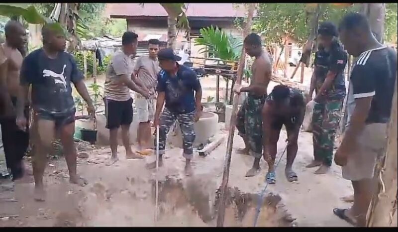 Angota Satgas TMMD ke-122 Kodim 1805/Raja Ampat melaksanakan kegiatan gotong-royong melakukan pemasangan cincin sumur gali
