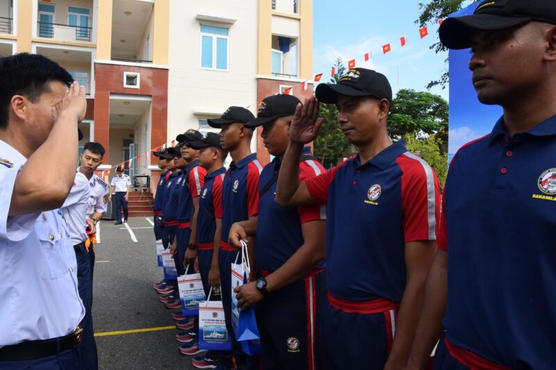 Kapal Negara KN. Pulau Dana-323 mengadakan pembahasan rencana latihan bersama Search and Rescue (SAR) di laut dengan Kapal VCG 8001
