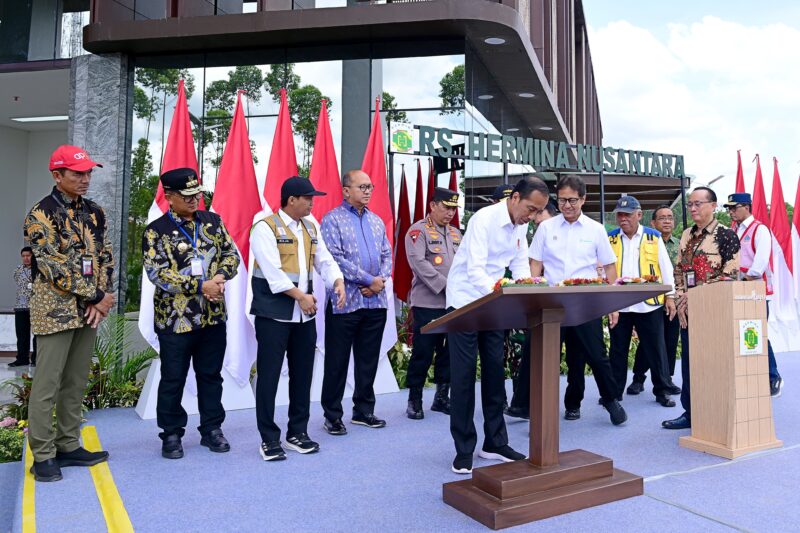 Panglima TNI Jenderal TNI Agus Subiyanto mendampingi Presiden RI Joko Widodo meresmikan Rumah Sakit (RS) Hermina Nusantara