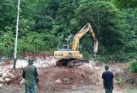 Satgas TNI Manunggal Membangun Desa (TMMD) ke-122 Kodim 1805/Raja Ampat terus mempercepat penyelesaian pembangunan jalan