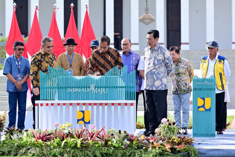 Panglima TNI Jenderal TNI Agus Subiyanto mendampingi Presiden RI Joko Widodo meresmikan Istana Negara untuk Ibu Kota Nusantara