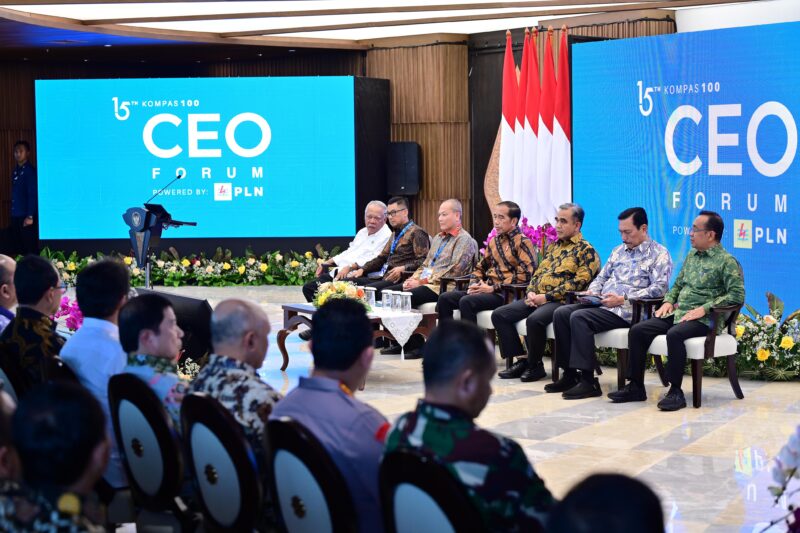 Panglima TNI Jenderal TNI Agus Subiyanto mendampingi Presiden RI Joko Widodo menghadiri Kompas 100 CEO Forum Tahun 2024