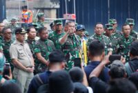 Panglima TNI Jenderal TNI Agus Subiyanto diwakili Kasad Jenderal TNI Maruli Simanjuntak meninjau kegiatan karya bakti