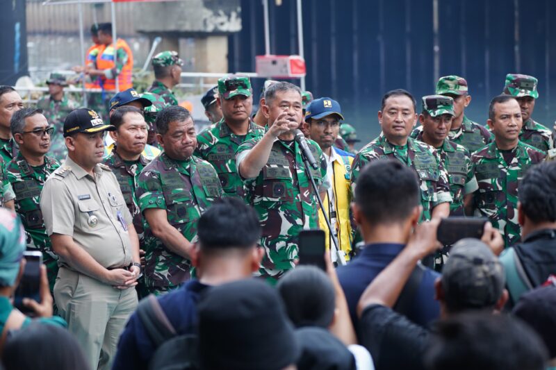 Panglima TNI Jenderal TNI Agus Subiyanto diwakili Kasad Jenderal TNI Maruli Simanjuntak meninjau kegiatan karya bakti