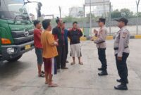 Iptu Rochmat sebagai Kapolsubsektor Kawasan JICT Polres Pelabuhan Tanjung Priok bersama Bripka Rudi Santoso melaksanakan patroli dialogis
