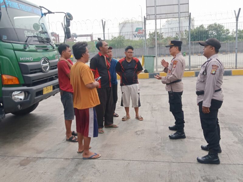 Iptu Rochmat sebagai Kapolsubsektor Kawasan JICT Polres Pelabuhan Tanjung Priok bersama Bripka Rudi Santoso melaksanakan patroli dialogis