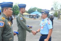 Komandan Lanud Sultan Hasanuddin, Marsma TNI Bonang Bayuaji G, S.E., M.M., CHRMP, memimpin upacara tradisi Kaptensi dan Transisi Penerbang
