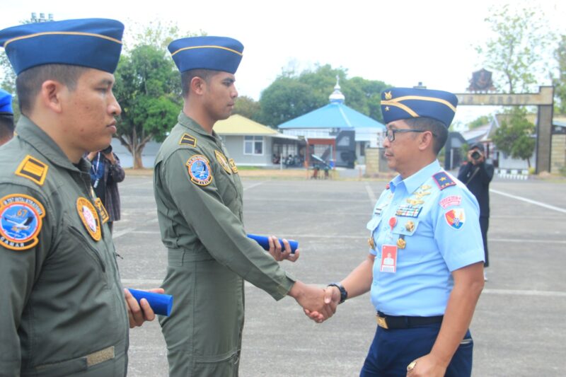 Komandan Lanud Sultan Hasanuddin, Marsma TNI Bonang Bayuaji G, S.E., M.M., CHRMP, memimpin upacara tradisi Kaptensi dan Transisi Penerbang