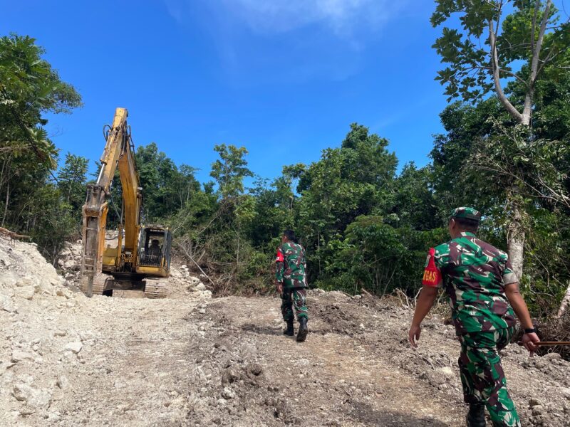 Komandan Kodim (Dandim) 1805/Raja Ampat, Letkol Czi Tri wibowo Angga Astono didampingi Pasiter Kodim 1805/Raja Ampat