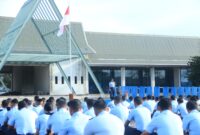 Komandan Lanud (Danlanud) Sultan Hasanuddin Marsma TNI Bonang Bayuaji G, S.E., M.M., CHRMP, memimpin apel khusus