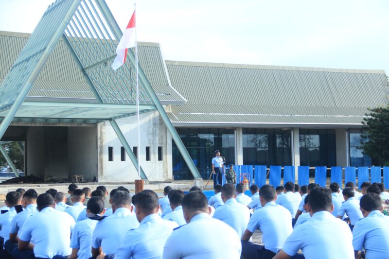 Komandan Lanud (Danlanud) Sultan Hasanuddin Marsma TNI Bonang Bayuaji G, S.E., M.M., CHRMP, memimpin apel khusus