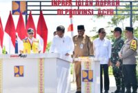 Panglima TNI Jenderal TNI Agus Subiyanto mendampingi Presiden RI Joko Widodo meresmikan Inpres Jalan Daerah
