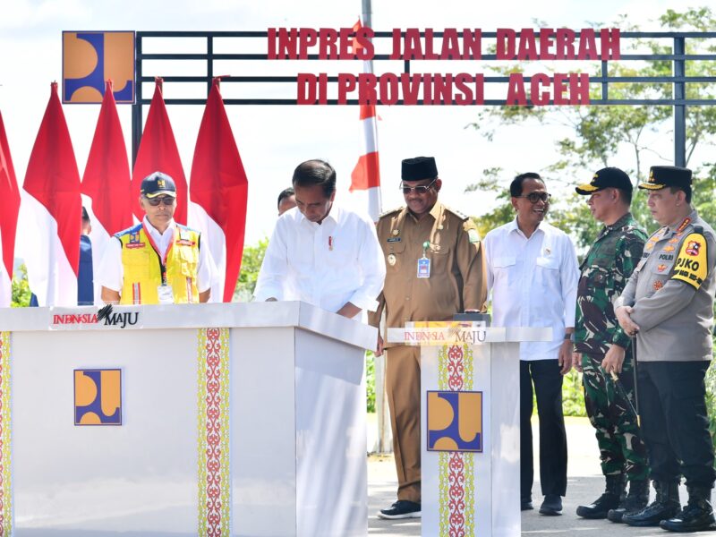 Panglima TNI Jenderal TNI Agus Subiyanto mendampingi Presiden RI Joko Widodo meresmikan Inpres Jalan Daerah