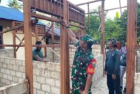 Komandan Satgas TMMD ke-122 Kodim 1805/Raja Ampat Letkol Czi Tri Wibowo Angga Astono didampingi Kapten Inf Marthen Luter Sa’bi