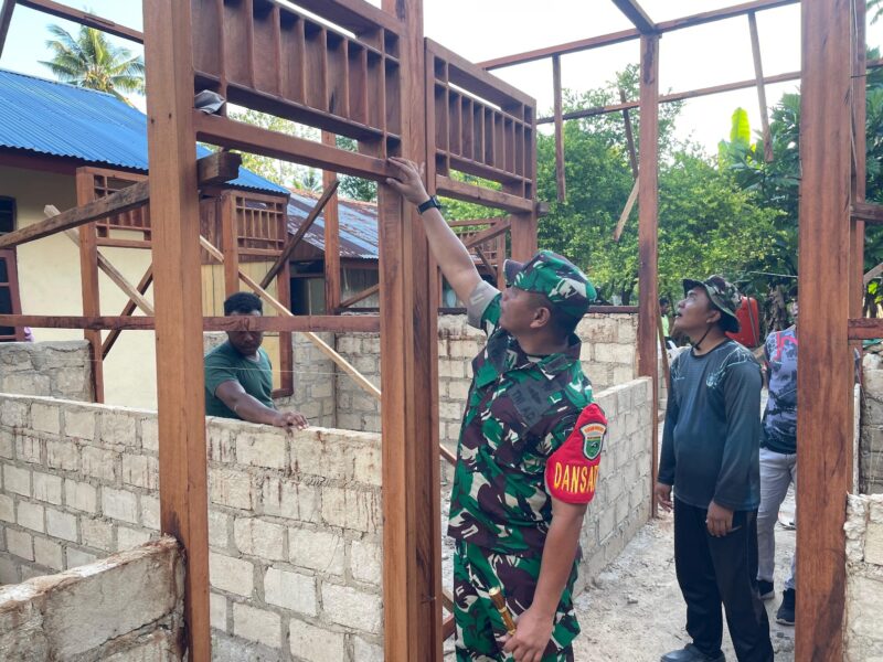 Komandan Satgas TMMD ke-122 Kodim 1805/Raja Ampat Letkol Czi Tri Wibowo Angga Astono didampingi Kapten Inf Marthen Luter Sa’bi