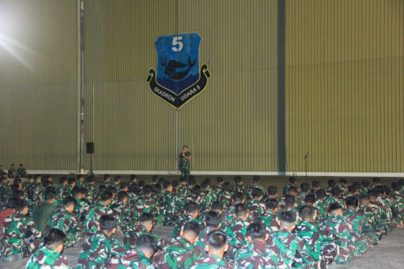 Komandan Lanud Sultan Hasanuddin, Marsma TNI Bonang Bayuaji G, S.E., M.M., CHRMP, memberikan pengarahan kepada 496 prajurit remaja