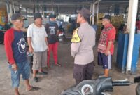Bhabinkamtibmas Kawasan Muara Angke, Polsek Kawasan Sunda Kelapa, Aiptu Sutiyono, menyambangi warga ke dermaga Pelabuhan Muara Angke
