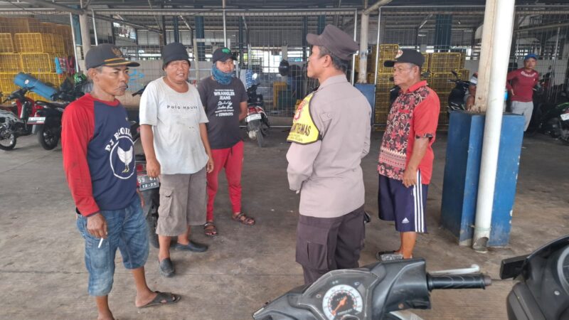 Bhabinkamtibmas Kawasan Muara Angke, Polsek Kawasan Sunda Kelapa, Aiptu Sutiyono, menyambangi warga ke dermaga Pelabuhan Muara Angke