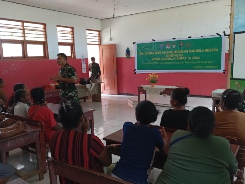 Satgas TMMD ke-122 Kodim 1805/Raja Ampat memberikan penyuluhan wawasan kebangsaan kepada warga Kampung Saporkren