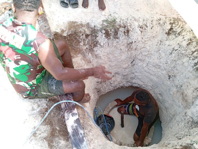 Satuan Tugas (Satgas) TNI Manunggal Membangun Desa (TMMD) ke-122 Kodim 1805/Raja Ampat melaksanakan penggalian dan pengecoran