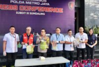 Sumdaling Ditreskrimsus Polda Metro Jaya mengungkap dan menangkap dua pelaku berinisial EBS dan RD kasus dugaan tindak pidana