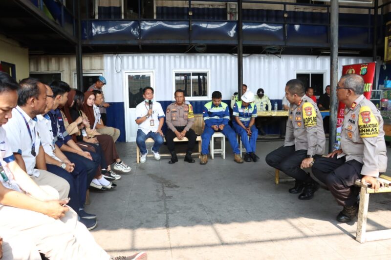 Kapolres Pelabuhan Tanjung Priok AKBP Indrawienny Panjiyoga, S.H., S.I.K. menggelar kegiatan Jumat Curhat untuk memberikan perhatian penuh kepada masyarakat