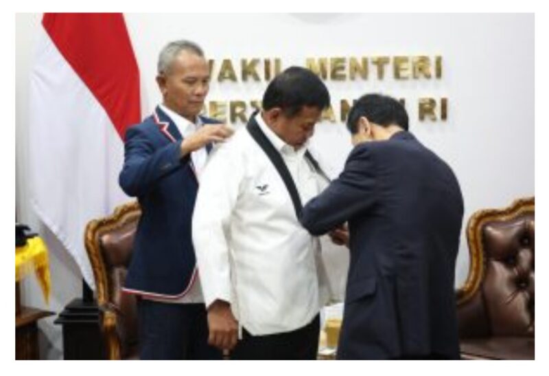 Wakil Menteri Pertahanan RI M. Herindra menerima penyematan serta penganugerahan dan Kehormatan Sabuk Hitam dari Taekwondo Indonesia